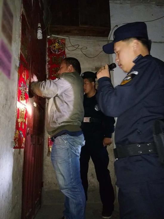 海东地区粗心妈妈误将幼女锁家中 民警全城寻开锁师傅开门